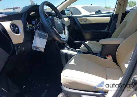 2018 Toyota Corolla Le z USA, uszkodzony, nr VIN 5YFBURHE2JP853055